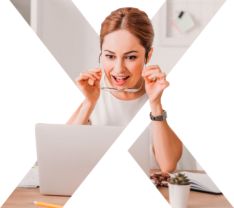 Mulher olhando laptop surpresa com o valor promocional do XBusiness